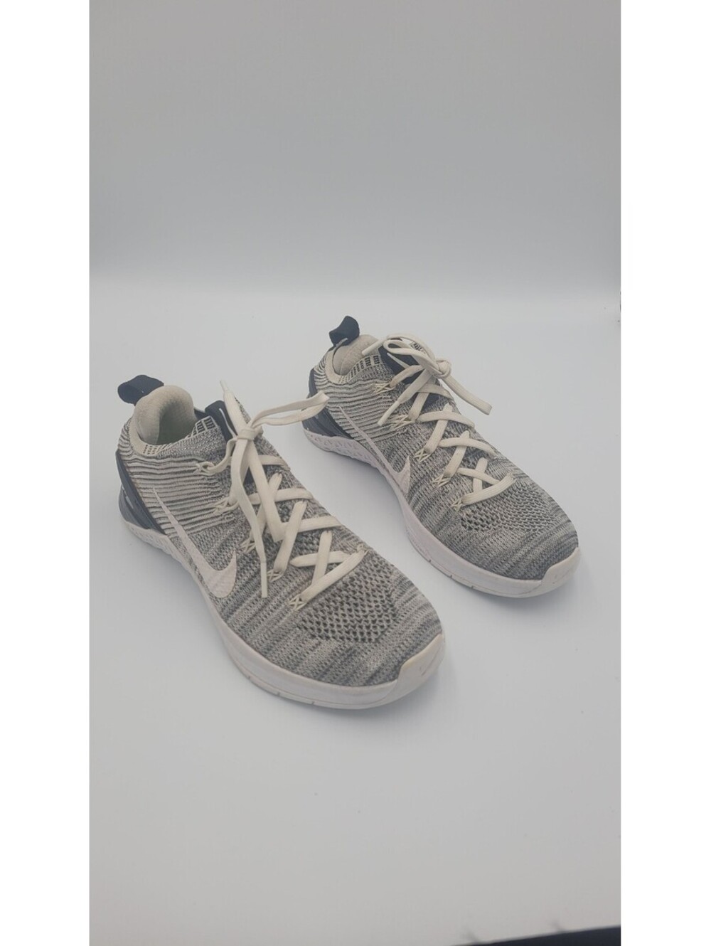 Nike Metcon Flyknit 3 Training Shoes Size 7 US Women's Gray and White